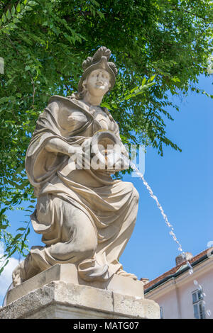 Statua di una donna con la brocca a Bratislava Foto Stock