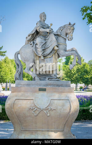 Statua di imperatrice Maria Teresa in giardino Grassalkovich Foto Stock