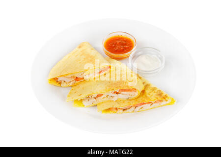 Quesadilla con pollo e pomodori, due salse di pomodoro e panna acida. Isolato bianco. Vista laterale. Foto Stock