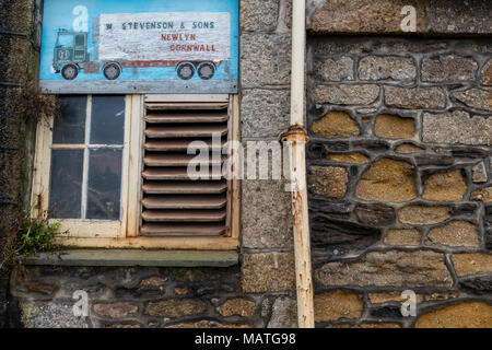 Una vecchia capanna fishermens o edificio in Cornish porto di pesca o Porto di Newlyn sul Cornish Coast appartenenti a stevensons la famiglia di pesca. Foto Stock