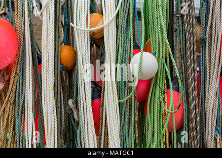 Una raccolta di vecchie plastiche colorate galleggianti pesca, corde e cavi appesi sulla banchina del porto e scalo a sennen cove vicino al Lands End Foto Stock