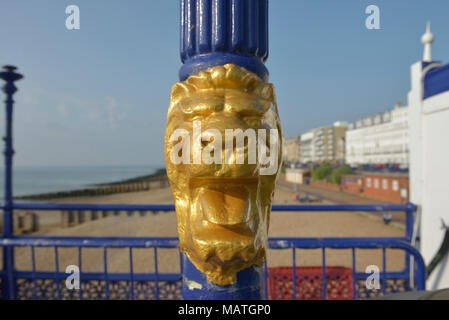 Oro dipinta Lions Head su Eastbourne Pier, East Sussex, England, Regno Unito Foto Stock