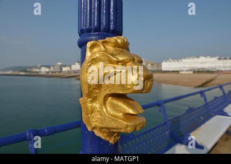 Oro dipinta Lions Head su Eastbourne Pier, East Sussex, England, Regno Unito Foto Stock