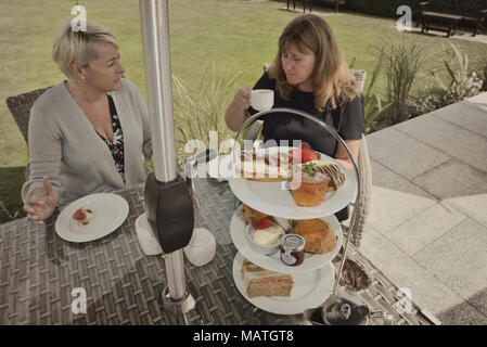 Il tè del pomeriggio presso l'Hotel Hrdro, Eastbourne, East Sussex, England, Regno Unito Foto Stock