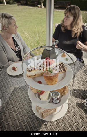 Il tè del pomeriggio presso l'Hotel Hrdro, Eastbourne, East Sussex, England, Regno Unito Foto Stock