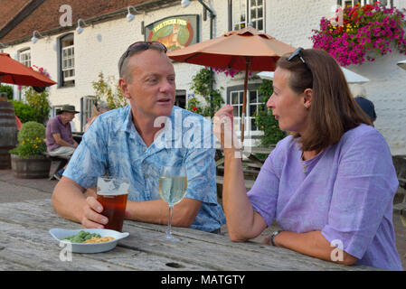 Adulto Giovane bere fuori Tiger Inn East Dean, East Sussex, Inghilterra, UKtiger inn alamy Foto Stock