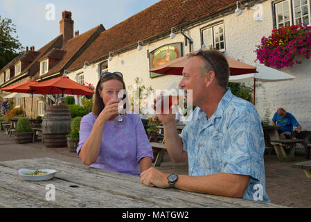 Adulto Giovane bere fuori Tiger Inn East Dean, East Sussex, England, Regno Unito Foto Stock