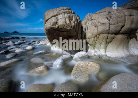 Una bella e atmosferica generic seascape del paesaggio a Porth Nanven sul Cornish Coast vicino a San Giusto e Lands End con acqua eterea rock Foto Stock