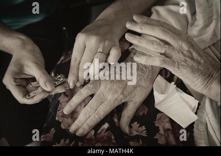 Donna matura con lei le unghie rifilato. Inghilterra, Regno Unito Foto Stock