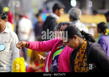 Bangalore, India - 23 Ottobre 2016: Sconosciuto donna indiana la vendita di ghirlande di fiori nel mercato KR. Foto Stock