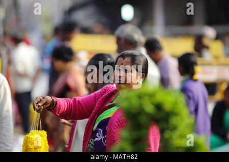 Bangalore, India - 23 Ottobre 2016: Sconosciuto donna indiana la vendita di ghirlande di fiori nel mercato KR. Foto Stock