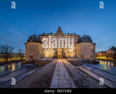 Orebro castello dal fiume Svartan di notte. Orebro, Narke, Svezia e Scandinavia. Foto Stock