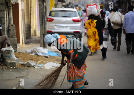 Bangalore, India - 23 Ottobre 2016: Sconosciuto lavoratore di sesso femminile che lambendo la strada questa mattina in Avenue road. Foto Stock