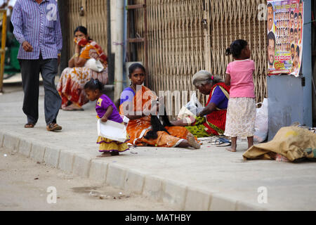 Bangalore, India - 23 Ottobre 2016: poveri e senzatetto marciapiede abitatori del Avenue road. Foto Stock