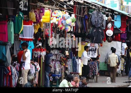 Bangalore, India - 23 Ottobre 2016: vari piccoli negozi a Gandhinagar, uno dei la più trafficata area commerciale della città. Foto Stock