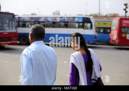 Bangalore, India - 23 Ottobre 2016: sconosciuto l'uomo con sua figlia in direzione city bus terminal. Foto Stock