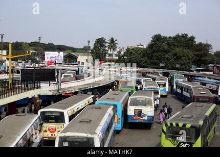 Bangalore, India - 23 Ottobre 2016: Una ampia vista del city terminal degli autobus di Gandhinagar. Foto Stock