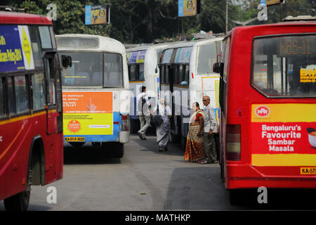 Bangalore, India - 23 Ottobre 2016: una visione ristretta della city terminal degli autobus di Gandhinagar. Foto Stock