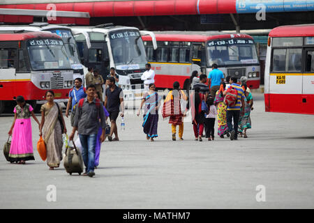 Bangalore, India - 23 Ottobre 2016: gruppo di passeggeri verso il bus di loro i percorsi preferiti mentre altri a piedi al di fuori del terminale. Foto Stock