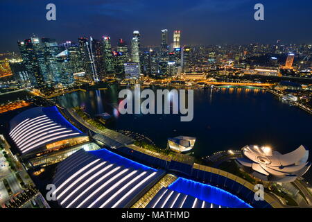 Vista notturna dal Marina Bay Sands skypark. Singapore Foto Stock