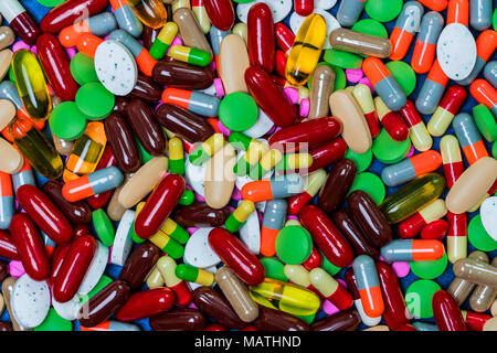 Telaio piena di colorati compresse e capsule pillole. La resistenza agli antibiotici e il consumo di stupefacenti con il concetto di ragionevole. Global Healthcare. Uso di droga negli anziani Foto Stock