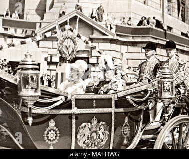 Le Loro Maestà Silver Jubilee processione in un autobus aperto Foto Stock