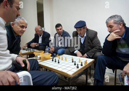 ISTANBUL, Turchia - 7 Novembre 2009: gli uomini svolgono tradizionale giochi da tavola all'interno di un cafe nel quartiere Fatih di Istanbul. Foto Stock