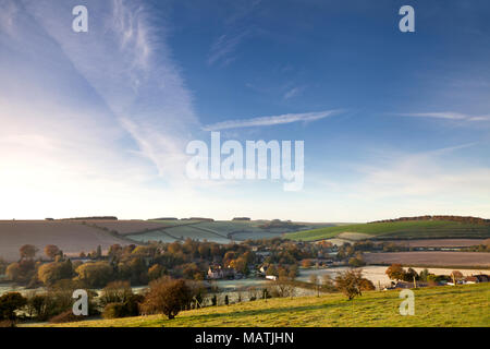 Il villaggio di Kingston Deverill a sud di Warminster nel Wiltshire, fotografato dal sentiero al freddo Cucina Hill. Foto Stock