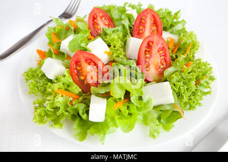 Close up di un verde insalata sana contro uno sfondo bianco Foto Stock