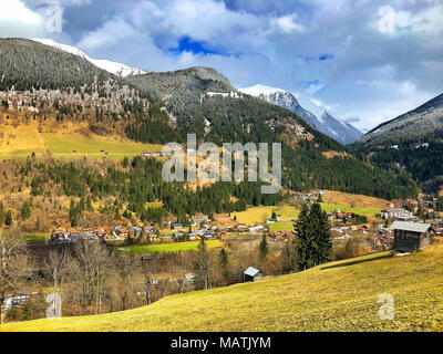 Bad Gastein in primavera. Si tratta di un centro termale austriaco e sci città in Alti Tauri montagne a sud della città di Salisburgo. Foto Stock