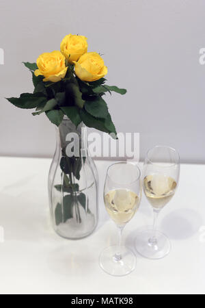 Tre bellissime rose giallo Foto Stock