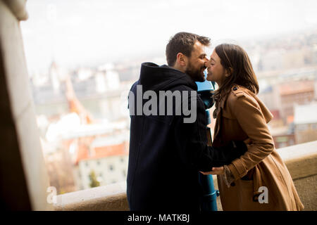 Abbracciato amare giovane nella zona storica di Budapest, Ungheria Foto Stock