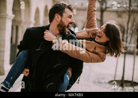 A piedi della graziosa amare giovane felicemente a piedi e divertirsi a Budapest, Ungheria Foto Stock