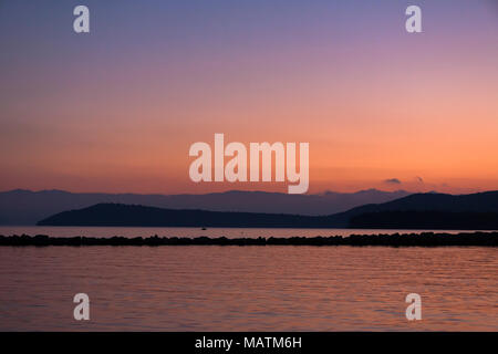 Alba sopra l'Amvrakikos Kolpo da Vonitsa, Grecia Foto Stock