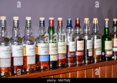 Selezione del Glenlivet single malt Scotch Whisky allineate in un rango, Glenlivet Destillery, Scozia Foto Stock