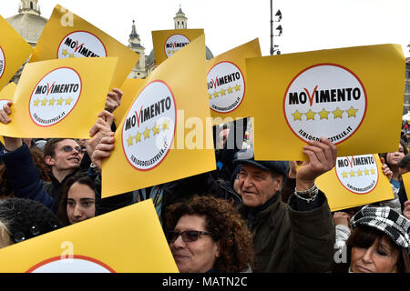 Campagna elettorale rally del Movimento 5 Stelle, svoltasi nella piazza del Popolo a Roma, Italia, davanti dei sondaggi di apertura il 4 marzo 2018. Dotato di: atmosfera dove: Roma, Lazio, Italia Quando: 02 Mar 2018 Credit: IPA/WENN.com * * disponibile solo per la pubblicazione in UK, USA, Germania, Austria, Svizzera** Foto Stock