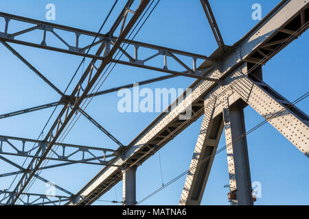 La costruzione del ponte sotto il cielo blu. Foto Stock