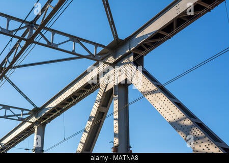 La costruzione del ponte sotto il cielo blu. Foto Stock