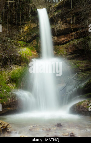 Close-up di soleggiato, colorate cascate di foresta a molla, l'allagamento con acqua dalla fusione della neve sulle montagne Foto Stock