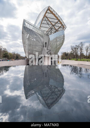 Francia, Parigi - 1 Aprile 2018: Fondation Louis Vuitton disegnato da Frank Gehry Foto Stock