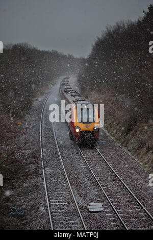 Un Virgin Trains west coast voyager in treno in una tempesta di neve a Gateside (nord di Sanquhar, Glasgow & South Western linea, Scozia) Foto Stock