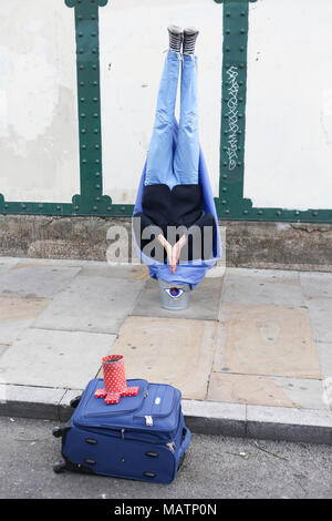 Londra, UK, 25 maggio 2014 , street performer a Brick Lane. Mariusz Goslicki/Alamy Foto Stock