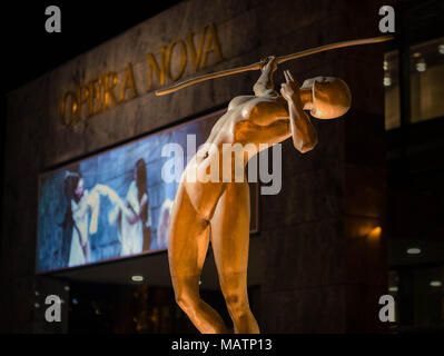 La scultura "Nuovo Archer' di fronte all'opera 'Opera Nova' durante la notte a Bydgoszcz (Polonia) Foto Stock