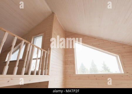 Svuotare nuova casa in legno interno, sala con balcone e finestra Foto Stock