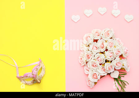 Rosa e Bianco roses, a forma di cuore le pietre e la maschera per il viso sul piatto di carta laici, felice festa della mamma Festa Foto Stock