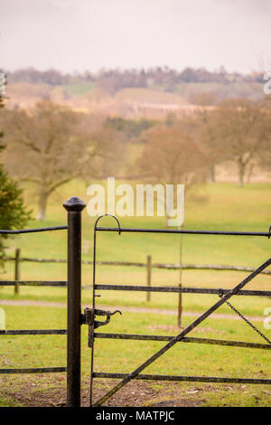 Un cancello di ferro conduce lontano da casa padronale al Borde Hill Gardens Vicino a Haywards Heath. Foto Stock