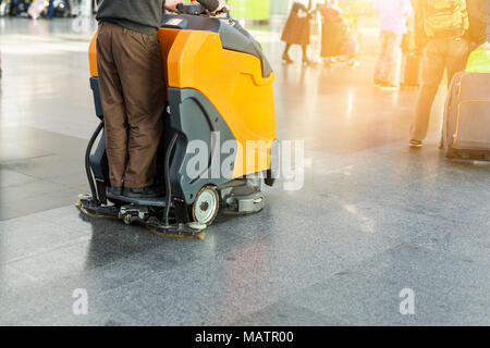 Uomo alla guida di piano professionale di pulizia della macchina all'aeroporto o alla stazione ferroviaria. Piano di cura e servizio di pulizia agenzia. Foto Stock