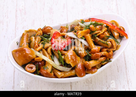 Decapati mushroom - Armillaria con cipolla e erbe aromatiche Foto Stock