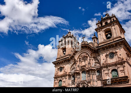 Marzo 30, 2018 - Cusco, Perù: Plaza de Armas e la chiesa della Compagnia di Gesù o la Iglesia de La Compania de Jesus Foto Stock