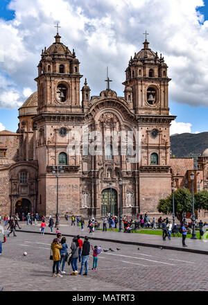 Marzo 30, 2018 - Cusco, Perù: Plaza de Armas e la chiesa della Compagnia di Gesù o la Iglesia de La Compania de Jesus Foto Stock